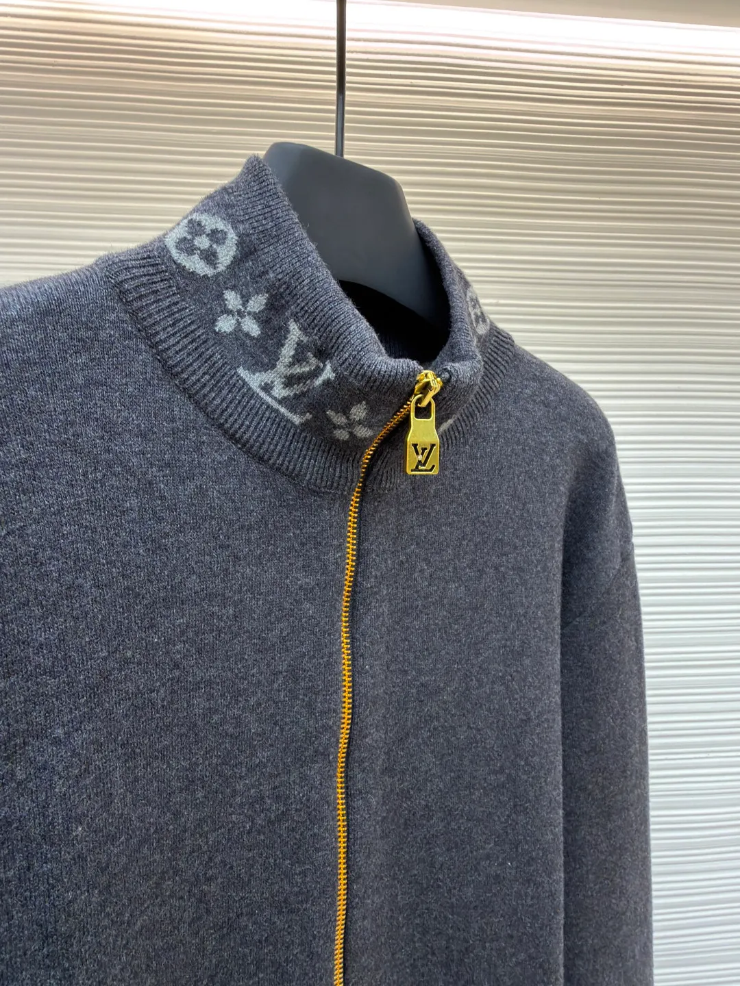 LOUIS VUITTON Wool knitted printed stand collar long sleeves ●Original version: purchased and developed by 16288 ●Item number: 1681616-C05 ●Fabric: wool blended fabric ●Technology: knitted ●Color: gray ●Version: fitted version ●Weight: about 665 grams ●Size: S-M-L-XL ●Description: Made of selected wool blended fabric, it feels soft and delicate and has good warmth retention. After special washing process, it presents a unique aged texture and soft color. The three-dimensional tailoring fits the body shape, and the stand-up collar design with smooth zipper closure makes it neat and stylish to wear. The collar and cuffs are decorated with the brand's iconic Monogram jacquard pattern, with exquisite details that highlight the brand's identity. The body of the garment adopts flat-turn open-stitching technology, the stitches are even and flat, and the lines are clear and smooth. The pockets on both sides are designed to be practical and beautiful, and the edges are reinforced to ensure durability. The ribbed design on the hem and cuffs is both windproof and warm and can modify your figure. The entire jacket embodies Louis Vuitton's ultimate pursuit of quality and craftsmanship from fabric selection, tailoring to detail processing. It not only retains the elegant style of classic items, but also incorporates modern design language, making it suitable for various occasions and showing a low-key and luxurious fashion attitude. The overall wiring is straight and delicate, the fabric is comfortable and soft, and the color is consistent without color difference. It can be matched with the same style to create a fashionable look and control various occasions. Customized accessories, complete with three standards, same style for men and women!